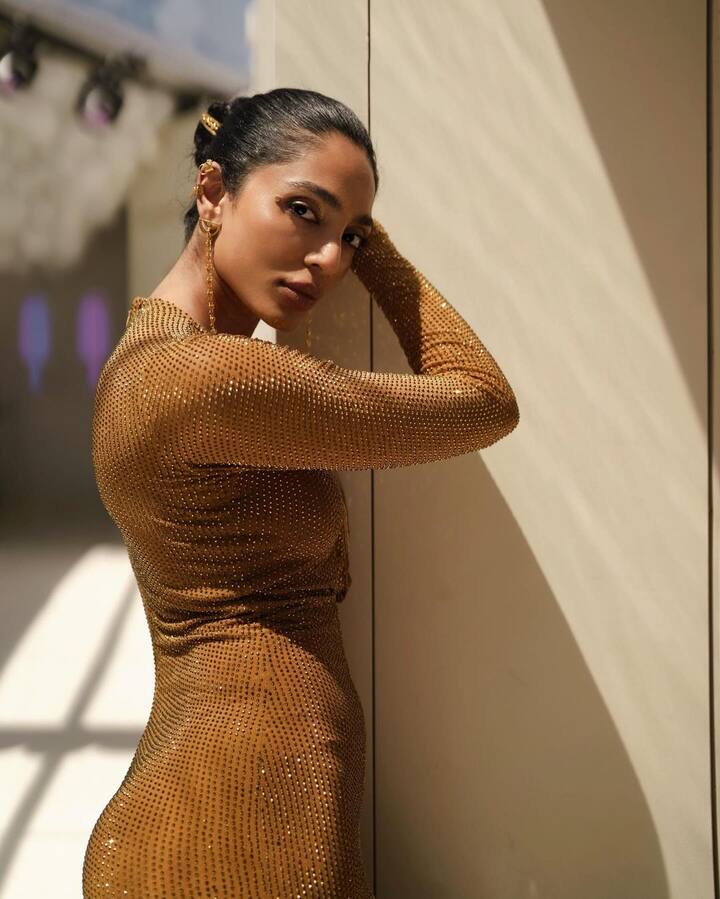 एक्ट्रेस ने आगे बताया कि कैसे उन्होंने अपनी ही फिल्म 'राघव रमन 2.O' का प्रीमियर मिस कर दिया था. उन्होंने कहा- 'हमें नहीं पता था कि फिल्म का प्रीमियर होगा, इसलिए हम थिएटर में घुस गए और डायरेक्टर हम पर चिल्लाए क्योंकि प्रेस वहां से जा चुकी थी और हम ऐसे थे कि क्या वहां प्रीमियर था, हमें नहीं पता था.'