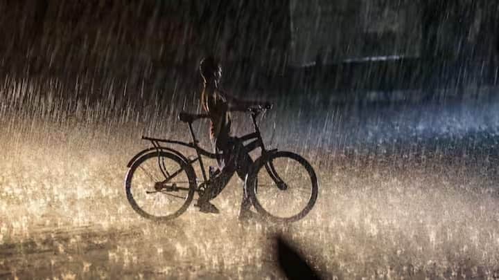 સ્કાયમેટ વેધર રિપોર્ટ અનુસાર, આગામી 24 કલાકમાં તેલંગાણા, કર્ણાટક, આંતરિક તમિલનાડુ, કેરળ, આંધ્રપ્રદેશ, લક્ષદ્વીપ, ઓડિશાના કેટલાક ભાગો અને આંદામાન અને નિકોબાર ટાપુઓમાં હળવાથી મધ્યમ વરસાદ થવાની સંભાવના છે. વાવાઝોડા સાથે ભારે વરસાદ પણ પડી શકે છે.