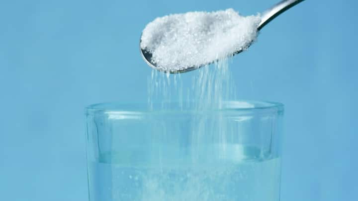 Water and Salt :  तुम्हाला माहीत आहे का की उन्हाळ्यात एकदा तरी मीठाचे पाणी प्यायलाच हवे.