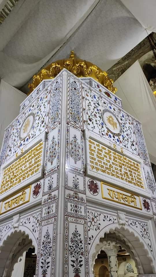 दरअसल हम स्‍वामी बाग समाधि की बात कर रहे हैं, जो खास राजस्थान के मकराना व्हाइट मार्बल से बनाई गई है. इस इमारत की ऊंचाई की बात करें तो वो 193 फुट है.