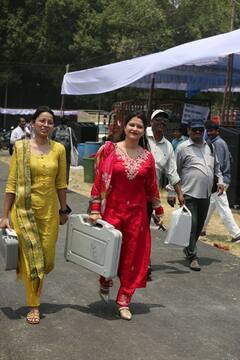 IN Pics: पीली साड़ी के बाद अब 'लाल सूट' वाली पोलिंग अधिकारी उड़ा रही गर्दा, सोशल मीडिया पर फोटो वायरल