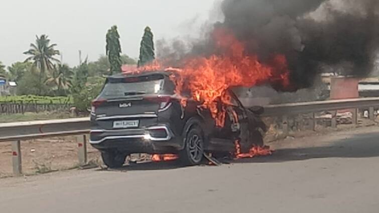 car caught fire on the Nashik-Chhatrapati Sambhajinagar highway Maharashtra Marathi News Nashik : नाशिक-छत्रपती संभाजीनगर महामार्गावर बर्निंग कारचा थरार, चालक बालंबाल बचावला