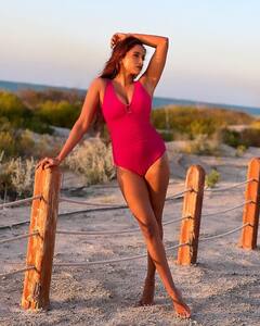 Pooja Bhalekar Photos: પિંક મોનોકીનીમાં પૂજા ભાલેકરે કેમેરા સામે ફ્લોન્ટ કર્યું કર્વી ફિગર