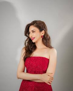 Saumya Tandon Photo: સૌમ્યા ટંડને રેડ બોડીકોન ડ્રેસમાં બતાવી કિલર અદા, જુઓ તસવીરો