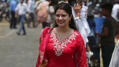 IN Pics: पीली साड़ी के बाद अब 'लाल सूट' वाली पोलिंग अधिकारी उड़ा रही गर्दा, सोशल मीडिया पर फोटो वायरल