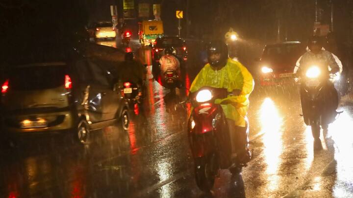 আলিপুর আবহাওয়া দফতর সূত্রে খবর, সোমবার পঞ্চম দফা ভোটের দিন দক্ষিণবঙ্গের সমস্ত জেলায় বজ্র বিদ্যুৎ সহ বৃষ্টির সম্ভাবনা রয়েছে।