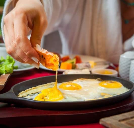 ਜੇਕਰ ਅਸੀਂ ਗਰਮੀਆਂ ਵਿੱਚ ਬਹੁਤ ਜ਼ਿਆਦਾ ਅੰਡੇ ਖਾਂਦੇ ਹਾਂ ਤਾਂ ਕੀ ਸਾਡੇ ਸਰੀਰ ਨੂੰ ਕੋਈ ਨੁਕਸਾਨ ਹੋਵੇਗਾ? ਅੰਡੇ ਵਿੱਚ ਪ੍ਰੋਟੀਨ ਦੀ ਭਰਪੂਰ ਮਾਤਰਾ ਹੁੰਦੀ ਹੈ, ਜੋ ਸਿਹਤ ਲਈ ਫਾਇਦੇਮੰਦ ਹੁੰਦੀ ਹੈ। ਜਿੱਥੋਂ ਤੱਕ ਗਰਮੀਆਂ ਦਾ ਸਵਾਲ ਹੈ, ਤੁਸੀਂ ਗਰਮੀਆਂ ਦੇ ਮੌਸਮ ਵਿੱਚ ਹਰ ਰੋਜ਼ ਇੱਕ ਜਾਂ ਦੋ ਅੰਡੇ ਖਾ ਸਕਦੇ ਹੋ।