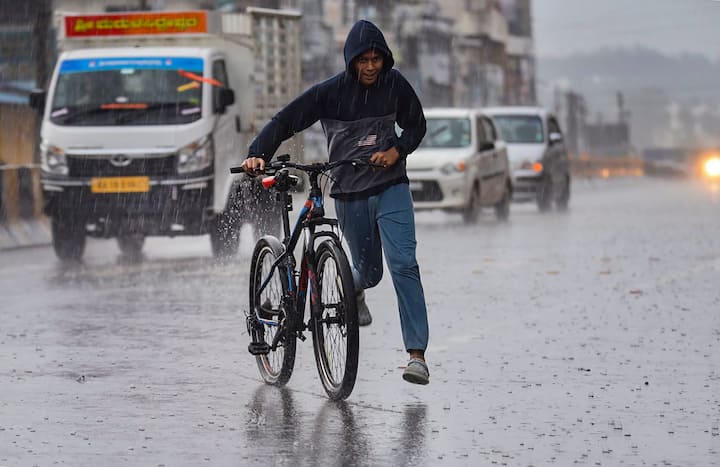 আবহাওয়া দফতরের পূর্বাঞ্চলীয় অধিকর্তা সোমনাথ দত্ত জানিয়েছেন, 'দক্ষিণ পূর্ব বঙ্গোপসাগরে ২৩ মে নিম্নচাপ হবার মাঝারি সম্ভাবনা রয়েছে। শক্তি বাড়ানোর মতো সমস্ত পরিস্থিতি তৈরি হলে পরবর্তী সময় আরও শক্তি বাড়িয়ে এটি নিম্নচাপ, তারপর গভীর বা অতি গভীর নিম্নচাপে পরিণত হতে পারে। তবে, গভীর নিম্নচাপ হলেও তা পশ্চিমবঙ্গে প্রভাব ফেলার সম্ভাবনা যথেষ্ট কম।'