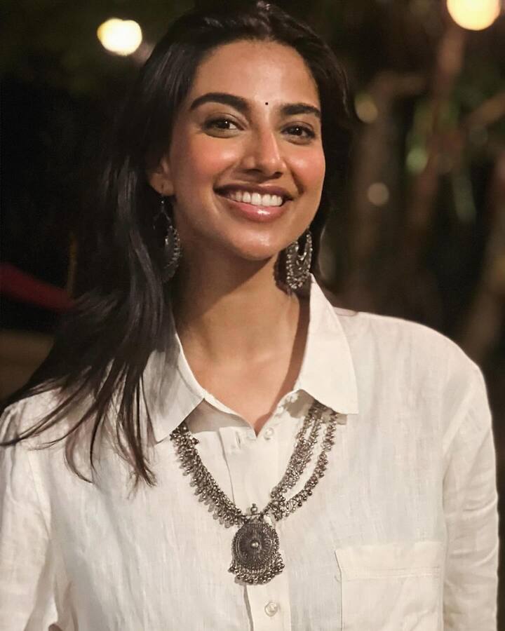 అయినా ఆఫర్స్ మాత్రం ఆమెను వరిస్తూనే ఉన్నాయి. ఇటీవల గుంటూరు కారంలో సందడి చేసిన ఈ భామ సోషల్ మీడియాలో తన గ్లామరస్ ఫోటోలతో ఆకట్టుకుంటుంది.