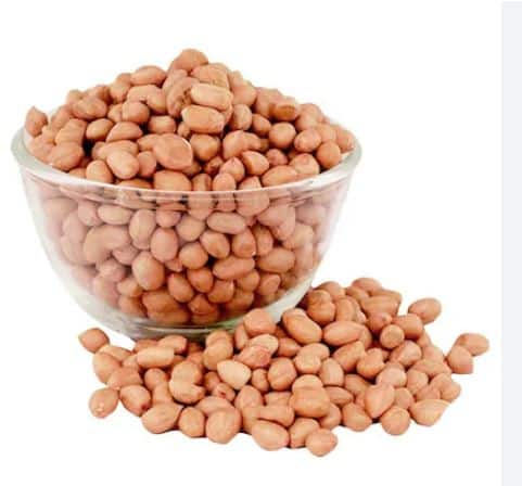 ਅੱਗੇ, ਕਾਜੂ, ਮੂੰਗਫਲੀ ਪਾਓ ਅਤੇ ਹਲਕੇ ਸੁਨਹਿਰੀ ਭੂਰੇ ਹੋਣ ਤੱਕ ਭੁੰਨੋ। ਅੱਗ ਨੂੰ ਬੰਦ ਕਰ ਦਿਓ ਅਤੇ ਫਿਰ ਹਲਦੀ ਪਾਊਡਰ, ਨਮਕ ਅਤੇ ਨਿੰਬੂ ਦਾ ਰਸ ਪਾਓ। ਚੰਗੀ ਤਰ੍ਹਾਂ ਰਲਾਓ.