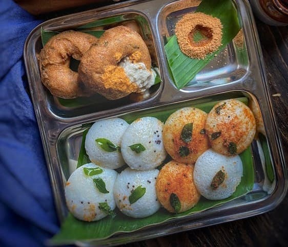 இட்லிக்கு மாவு அரைக்கும் போது ஒரு கைப்புடி அளவிற்கு அவல் எடுத்து  தண்ணீரில் ஊறவைத்து இட்லி மாவுடன் அரைத்தால்  இட்லி பூ போல இருக்கும்.