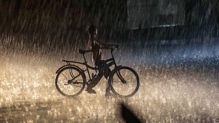 সোমবার দক্ষিণবঙ্গ এবং উত্তরবঙ্গের সব জেলাতে রয়েছে বৃষ্টির পূর্বাভাস। ভারী বৃষ্টির সম্ভাবনা রয়েছে জলপাইগুড়ি ও আলিপুরদুয়ারে। মঙ্গলবারও উত্তর ও দক্ষিণ, দুই বঙ্গের সব জেলায় রয়েছে ঝড় বৃষ্টির সম্ভাবনা।