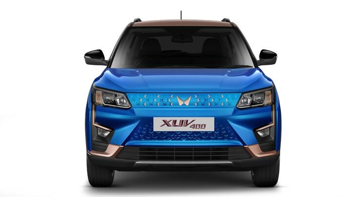 महिंद्रा XUV400 एक शानदार इलेक्ट्रिक कार है. इस कार में 39.4 kWh की बैटरी लगी है, जिससे सिंगल चार्जिंग में ये कार 465 किलोमीटर की दूरी तय कर सकती है. इसके दो वेरिएंट मार्केट में मौजूद हैं- XUV400 EC Pro और XUV400 EL Pro.इस कार की एक्स-शोरूम प्राइस 15.39 लाख रुपये से शुरू है.