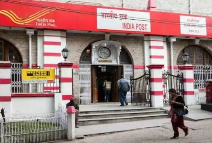 Post Office Schemes: ભારતીય પોસ્ટ ઓફિસ ગ્રાહકો માટે અનેક પ્રકારની યોજનાઓ ચલાવે છે. તેમાં ઘણી નાની બચત યોજનાઓ છે. જ્યારે કેટલીક મુશ્કેલ સમયમાં પરિવારને સુરક્ષા આપતી યોજનાઓ પણ છે. પોસ્ટ ઓફિસની જાહેર સુરક્ષા યોજના પણ આવી જ છે. તેમાં 3 યોજનાઓનો સમાવેશ થાય છે. પોસ્ટ ઓફિસ જન સુરક્ષા યોજના હેઠળ, તમે પ્રધાન મંત્રી જીવન જ્યોતિ વીમા યોજના, પ્રધાન મંત્રી સુરક્ષા વીમા યોજના અને અટલ પેન્શન યોજનામાં રોકાણ કરી શકો છો.