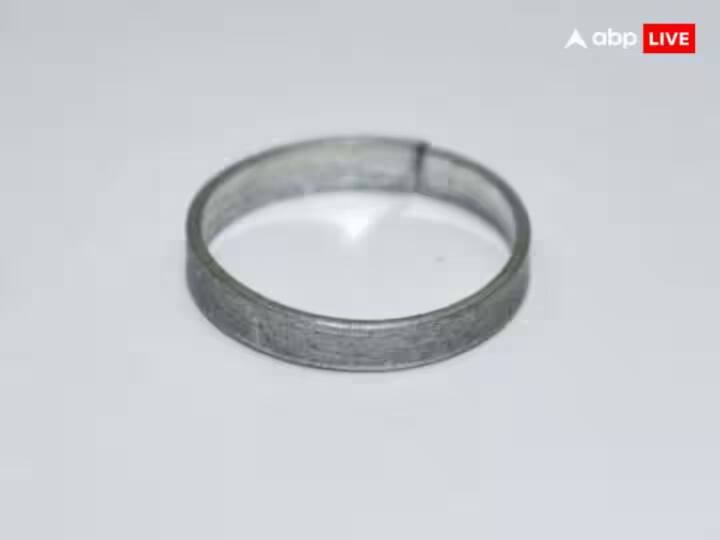 ਜੇਕਰ ਤੁਹਾਨੂੰ ਤੋਹਫ਼ੇ ਵਜੋਂ ਲੋਹੇ ਦਾ ਛੱਲਾ ਮਿਲਦਾ ਹੈ ਤਾਂ ਇਹ ਸ਼ੁਭ ਮੰਨਿਆ ਜਾਂਦਾ ਹੈ। ਲੋਹੇ ਦਾ ਛੱਲਾ ਹਮੇਸ਼ਾ ਵਿਚਕਾਰਲੀ ਉਂਗਲੀ ਵਿੱਚ ਪਹਿਨਣਾ ਚਾਹੀਦਾ ਹੈ। ਵਿਚਕਾਰਲੀ ਉਂਗਲੀ ਨੂੰ ਸ਼ਨੀ ਦੀ ਉਂਗਲੀ ਕਿਹਾ ਜਾਂਦਾ ਹੈ, ਇਸ ਲਈ ਤੁਸੀਂ ਸ਼ਨੀ ਦੀ  ਸਦਸਤੀ ਜਾਂ ਸ਼ਨੀ ਦੀ ਮਹਾਦਸ਼ਾ ਤੋਂ ਰਾਹਤ ਪਾਉਣ ਲਈ ਲੋਹੇ ਦੀ ਅੰਗੂਠੀ ਪਹਿਨ ਸਕਦੇ ਹੋ।