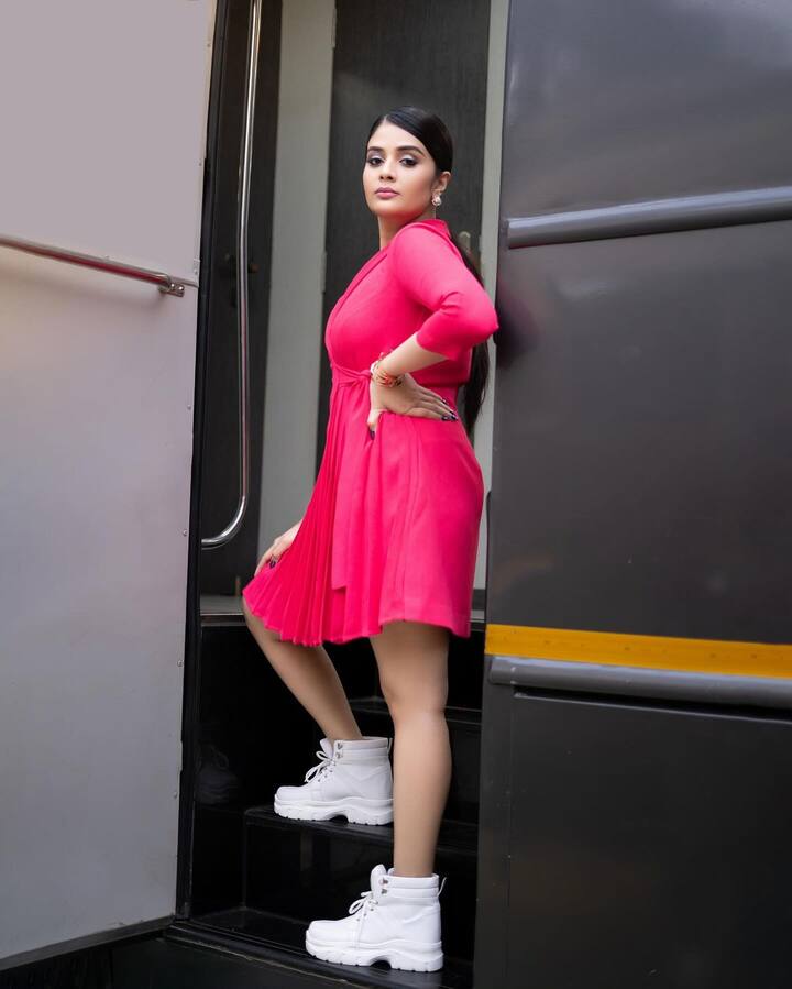 పింక్ కలర్ డ్రెస్ లో అందాలు ఆరబోస్తూ ఆకట్టుకుంది. Photo Credit: Sreemukhi/ instagram