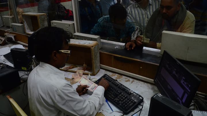 অটল পেনশন প্রকল্পটি মূলত ছোট ব্যবসায়ী বা দোকানদার, গাড়ির চালক ও অল্প রোজগার করেন এমন মানুষদের জন্য। যাঁরা অবসরের পরে রোজগার করতে পারবে না তাঁদের পেনশন দিতেই এই প্রকল্প চালু করা হয়েছে। উচ্চ আয়ের মানুষরা তাই এর সুবিধা পাবেন না।