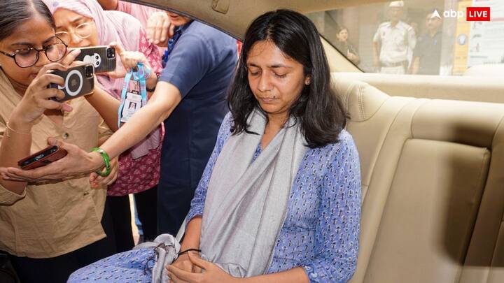 स्वाति मालीवाल पर हमले के मामले में दिल्ली पुलिस ने शनिवार को विभव कुमार को गिरफ्तार कर लिया. आप पार्टी ने मालीवाल पर झूठ बोलने और चुनाव के बीच केजरीवाल को फर्जी मामले में फंसाने की बीजेपी की साजिश का हिस्सा बनने का आरोप लगाया है.