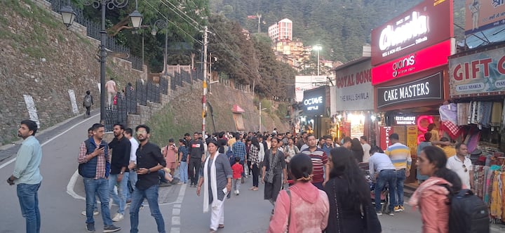 आने वाले दो-तीन दिन भी शिमला और आसपास के इलाकों में भारी गर्मी होने का अलर्ट है. इसके बाद शहर में बारिश की फुहार अपने साथ राहत ला सकती है.