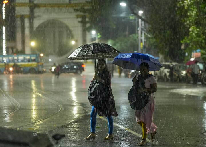 কদিন ধরেই তাপমাত্রা বাড়ছে বাংলায়। গরমও বেড়েছে। এরই মধ্যে বৃষ্টির পূর্বাভাসও দিয়েছে আবহাওয়া দফতর। এই বছর নির্ধারিত সময়ের আগে দেশে ঢুকছে বর্ষা। তার সঙ্গেই শোনা যাচ্ছে ঘূর্ণিঝড় 'রেমাল'-এর আশঙ্কাও। কী বলছেন আবহাওয়াবিদরা।