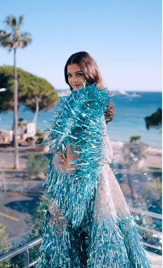 हाथ में चोट और प्लास्टर के साथ भी ऐश्वर्या राय बच्चन ने कान्स में अपना जलवा दिखाया. दूसरे दिन एक्ट्रेस ऐश्वर्या राय सिल्वर और ब्लू कलर का गाउन पहना था. ऐश्वर्या का ब्लू शिमरी गाउन बॉडी हगिंग था. ये बॉटम से फिशकट था और इसमें लॉन्ग ट्रेल थी. ऐश्वर्या अपने ब्लू-सिल्वर ब्लिंगी आउटफिट में काफी रॉयल लग रही थीं.