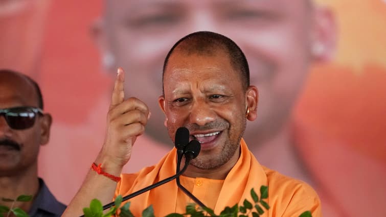 UP CM Yogi Adityanath Attack Samajwadi Party Said his Disciples Prayagraj Ghazipur Reduced dust at Phulpur Rally 'प्रयागराज और गाजीपुर वाले इनके शागिर्द मिट्टी में मिल गए', फूलपुर में सपा पर बरसे CM योगी