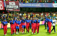 IN PICS: किंग कोहली की आंख में आंसू, खुशी से झूम उठे डु प्लेसिस; RCB के प्लेऑफ में पहुंचने के बाद दिखा अद्भुत नज़ारा