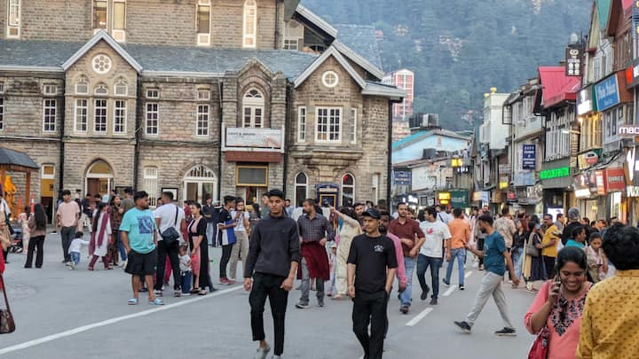 Shimla Tourism: हिमाचल की राजधानी शिमला में पर्यटकों की भारी भीड़ है। गर्मी के मौसम में पर्यटन कारोबार ने रफ्तार पकड़ी है, जिससे लाखों लोगों को रोजगार मिल रहा है.