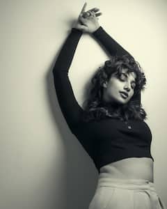 Meenakshi Chaudhary: డార్క్‌ థీమ్‌లో మీనాక్షి చౌదరి హాట్‌ ట్రీట్‌ - వయ్యారాలు చూస్తే మతిపోతుందంటున్న కుర్రకారు