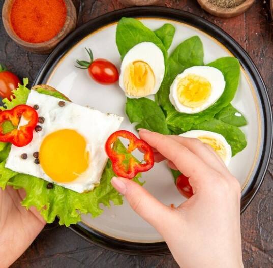 ਮਾਹਿਰ ਦੇ ਅਨੁਸਾਰ ਤੁਸੀਂ ਅੰਡੇ ਨੂੰ ਉਬਾਲ ਕੇ ਜਾਂ ਆਮਲੇਟ ਬਣਾ ਕੇ ਖਾ ਸਕਦੇ ਹੋ। ਗਰਮੀਆਂ ਦੇ ਮੌਸਮ 'ਚ ਜ਼ਿਆਦਾ ਅੰਡੇ ਨਾ ਖਾਓ ਦੋ ਜਾਂ ਤਿੰਨ ਤੋਂ ਜ਼ਿਆਦਾ ਅੰਡੇ ਖਾਣ ਨਾਲ ਤੁਹਾਡੇ ਪੇਟ 'ਚ ਜਲਣ ਹੋ ਸਕਦੀ ਹੈ। ਬਹੁਤ ਜ਼ਿਆਦਾ ਅੰਡੇ ਖਾਣ ਨਾਲ ਤੁਹਾਡੇ ਸਰੀਰ ਦਾ ਤਾਪਮਾਨ ਵਧ ਜਾਂਦਾ ਹੈ ਅਤੇ ਪੇਟ ਦੀਆਂ ਕਈ ਤਰ੍ਹਾਂ ਦੀਆਂ ਸਮੱਸਿਆਵਾਂ ਹੋ ਸਕਦੀਆਂ ਹਨ। ਪਰ ਜੇਕਰ ਤੁਸੀਂ ਸਿਰਫ ਇੱਕ ਜਾਂ ਦੋ ਅੰਡੇ ਖਾਓਗੇ ਤਾਂ ਤੁਹਾਨੂੰ ਕੋਈ ਸਮੱਸਿਆ ਨਹੀਂ ਹੋਵੇਗੀ।