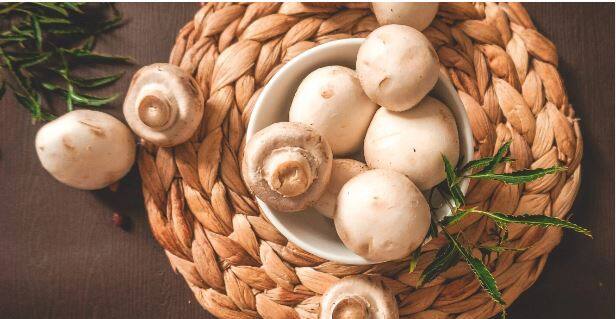 ਮਸ਼ਰੂਮ: ਯੂਰਿਕ ਐਸਿਡ ਜ਼ਿਆਦਾ ਹੋਣ 'ਤੇ ਵੀ ਮਸ਼ਰੂਮ ਖਾਣ ਤੋਂ ਪਰਹੇਜ਼ ਕਰਨਾ ਚਾਹੀਦਾ ਹੈ। ਪੋਸ਼ਕ ਤੱਤਾਂ ਨਾਲ ਭਰਪੂਰ ਹੋਣ ਦੇ ਬਾਵਜੂਦ ਇਹ ਸਬਜ਼ੀ ਗਾਊਟ ਅਤੇ ਹਾਈ ਯੂਰਿਕ ਐਸਿਡ ਨੂੰ ਖਤਰਨਾਕ ਬਣਾ ਸਕਦੀ ਹੈ। ਇਸ ਦਾ ਸੇਵਨ ਕਰਨ ਨਾਲ ਪਿਊਰੀਨ ਦਾ ਪੱਧਰ ਵਧ ਸਕਦਾ ਹੈ ਅਤੇ ਯੂਰਿਕ ਐਸਿਡ ਦੀ ਸਮੱਸਿਆ ਹੋ ਸਕਦੀ ਹੈ।