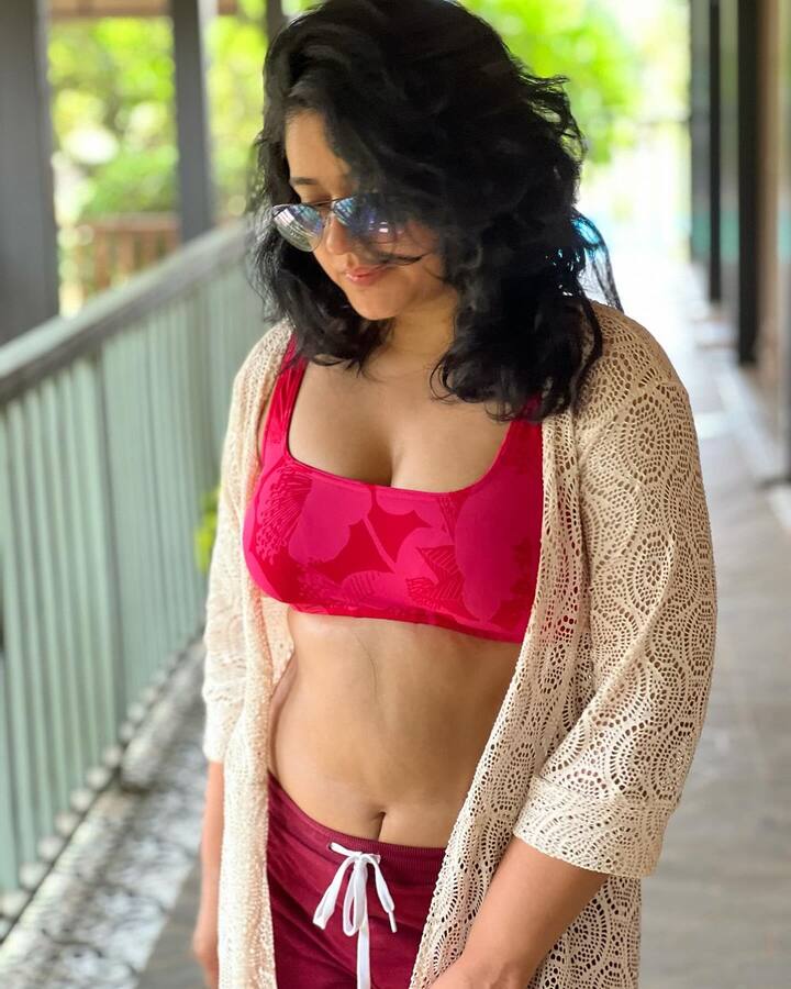 પૂનમનો આ હોટ અવતાર જોઈને માનવામાં આવી રહ્યું છે કે તેની સ્ટાઈલ ફિલ્મોમાં પણ જોવા મળશે. તેણે પોતાના ઈન્સ્ટા એકાઉન્ટ પર આ બોલ્ડ ફોટોશૂટની તસવીરો પણ પોસ્ટ કરી છે.