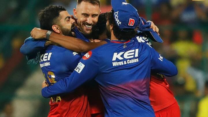 प्लेऑफ में पहुंचने के बाद आरसीबी की टीम में अलग ही नज़ारा देखने को मिला. प्लेऑफ में पहुंचने के बाद विराट कोहली की आंखों में खुशी के आंसू दिखाई दिए.