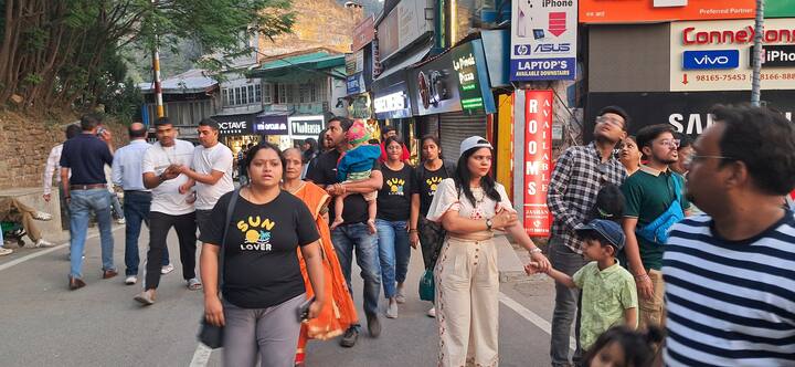 गर्मियों में हिमाचल के प्रमुख पर्यटन स्थलों में टूरिस्ट सीजन रफ्तार पकड़ता है. इससे लाखों लोगों की रोजी-रोटी चलती है. इनमें होटल मालिकों के साथ दुकानदार, घोड़ा संचालक, फोटोग्राफर, टूरिस्ट गाइड और टैक्सी ड्राइवर शामिल हैं.