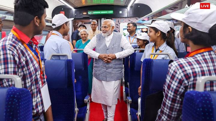 अहमदाबाद-मुंबई रूट पर चलने वाली नई वंदे भारत एक्सप्रेस ट्रेन के तकरीबन 4 स्टॉप होंगे, जिनमें अहमदाबाद, वडोदरा, सूरत, वापी, बोरीवली, मुंबई सेंट्रल शामिल है.