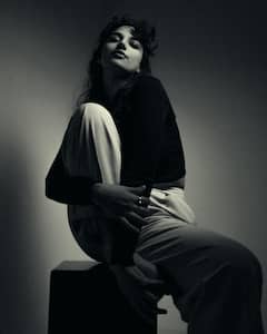 Meenakshi Chaudhary: డార్క్‌ థీమ్‌లో మీనాక్షి చౌదరి హాట్‌ ట్రీట్‌ - వయ్యారాలు చూస్తే మతిపోతుందంటున్న కుర్రకారు