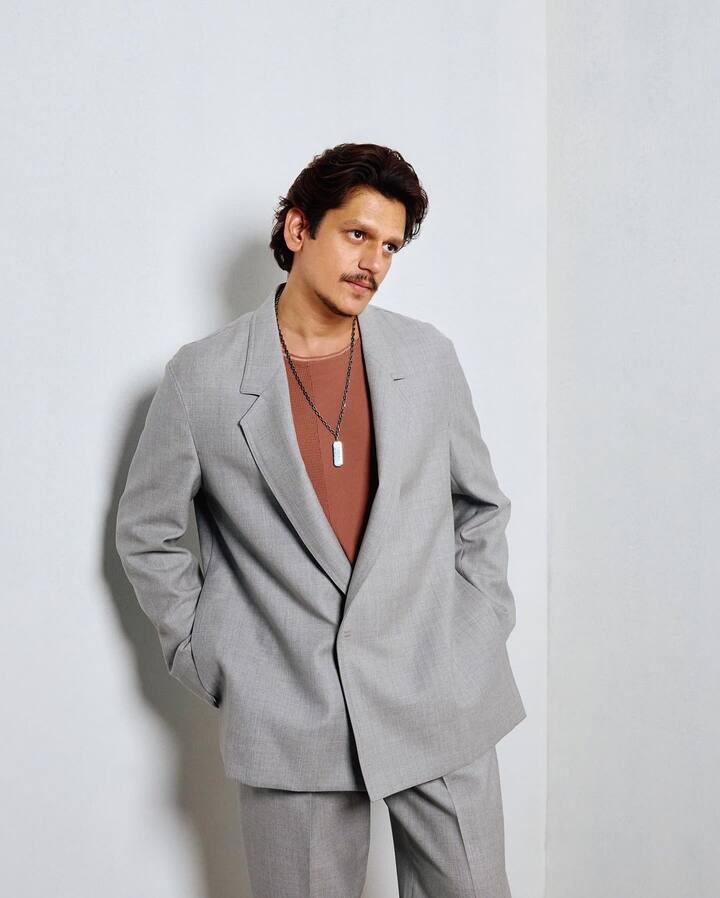 अगर आप अभी तक इन्हें नहीं पहचान पाए हैं. तो बता दें कि ये टैलेंटिड एक्टर विजय वर्मा हैं. जिन्होंने हर फिल्म में लीक से हटकर किरदार निभाया और दर्शकों से खूब वाहवाही लूटी. आज विजय बॉलीवुड का फेमस चेहरा है. लेकिन जब वो सपनों की नगरी में आए थे. तो उन्होंने काफी संघर्षों का सामना किया था.