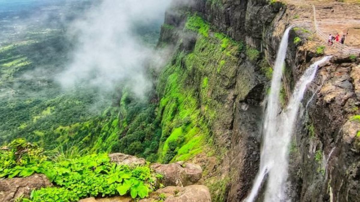 Travel : महाराष्ट्रातील एक 'असा' चमत्कारी धबधबा! ज्याचे पाणी उलट दिशेने वाहते, पावसाळ्यात इथे भेट द्या..