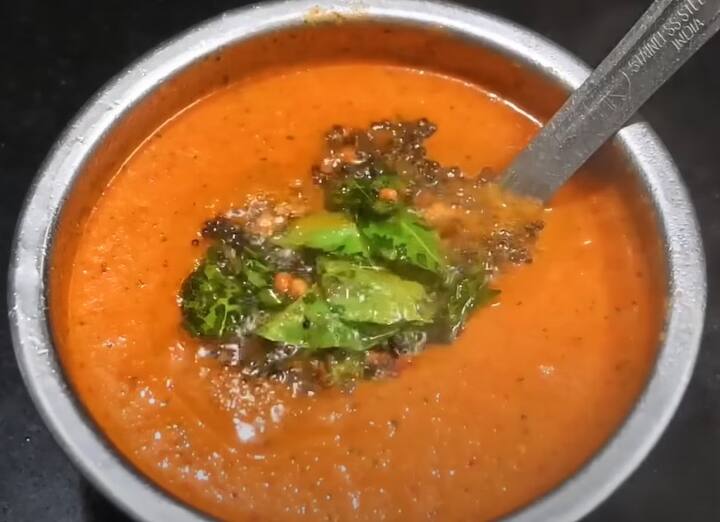 தக்காளி சட்னி செய்யும் போது சிறிதளவு எள்ளை வறுத்து பொடியாக்கி சட்னியுடன் சேர்த்தால் சுவையாக இருக்கும்.