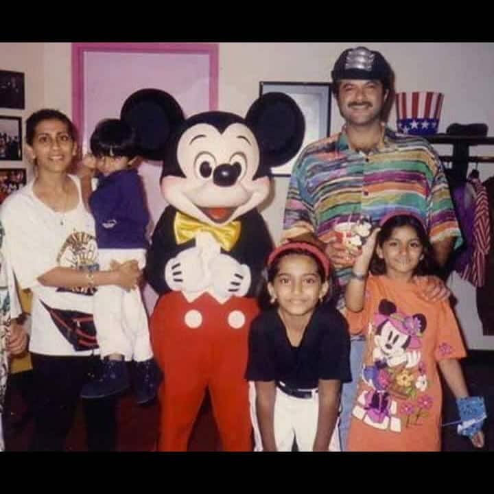 अनिल कपूर और सुनीता कपूर के तीन बच्चे हुए जिसमें दो बेटियां सोनम कपूर और रिया कपूर हैं, वहीं एक बेटा हर्षवर्धन कपूर हैं. तीनों फिल्म इंडस्ट्री से जुड़े हैं.