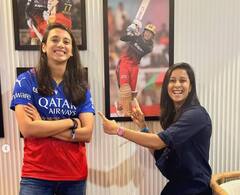 RCB vs CSK : स्मृती मानधना-श्रेयंका पाटीलचा आरसीबीला फुल सपोर्ट, विराट कोहली-अनुष्का शर्मासोबतचे फोटो शेअर