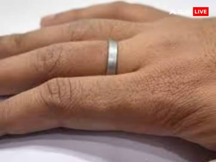 ਸ਼ਨੀਵਾਰ ਨੂੰ ਲੋਹੇ ਦਾ ਛੱਲਾ ਬਿਲਕੁਲ ਵੀ ਨਾ ਖਰੀਦੋ। ਸ਼ਨੀਵਾਰ ਨੂੰ ਲੋਹਾ ਖਰੀਦਣਾ ਅਸ਼ੁਭ ਮੰਨਿਆ ਜਾਂਦਾ ਹੈ, ਲੋਹੇ ਦਾ ਛੱਲਾ ਬੁਰੀ ਨਜ਼ਰ ਤੋਂ ਬਚਾਉਂਦਾ ਹੈ।