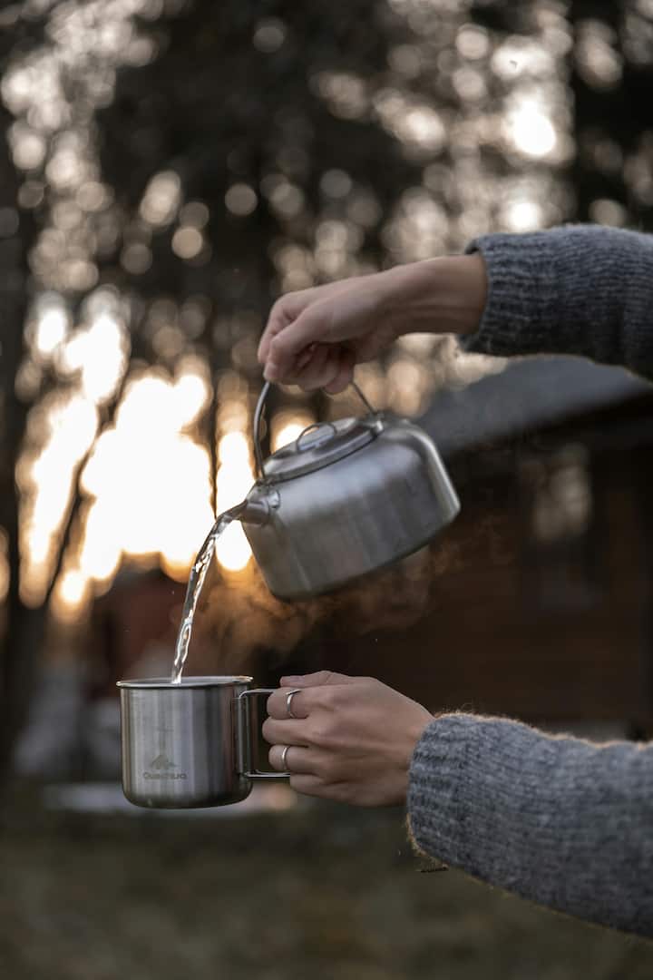 वजन कमी करण्यासाठी पाणी कसे प्यावे: कोमट पाणी प्या: जर तुम्ही वजन कमी करण्याचा विचार करत असाल तर कोमट पाणी रिकाम्या पोटी प्या आणि थंड पाणी नाही.[Photo Credit : Pexel.com]