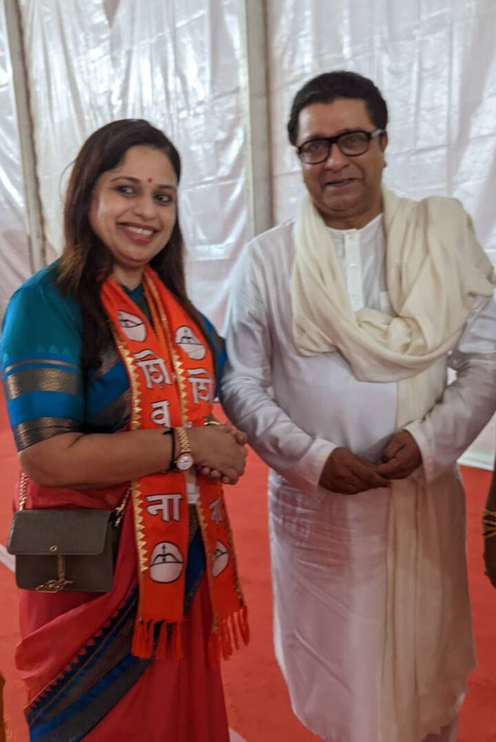 शिवसेना शिंदे गटाच्या प्रवक्त्या आणि महिला नेत्या शीतल म्हात्रे यांनी यंदाच्या निवडणूक प्रचारात सक्रीय सहभागी होत शिवसेनेसह महायुतीतील दिग्गज नेत्यांसोबत फोटो सेशन केलं. मनसे अध्यक्ष राज ठाकरेंसोबतचाही फोटो त्यांनी शेअर केला आहे.