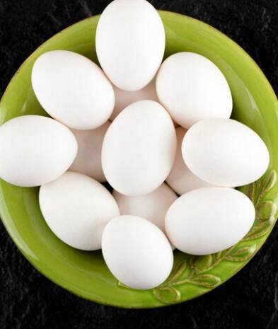 ਇਸ ਕਾਰਨ ਲੋਕ ਸਿਹਤਮੰਦ ਭੋਜਨ ਨੂੰ ਨਜ਼ਰਅੰਦਾਜ਼ ਕਰਦੇ ਹਨ। ਸਰੀਰ ਵਿੱਚ ਕਈ ਪੌਸ਼ਟਿਕ ਤੱਤਾਂ ਦੀ ਕਮੀ ਨੂੰ ਪੂਰਾ ਕਰਨ ਵਾਲੇ ਅੰਡੇ ਦਾ ਸੇਵਨ ਛੱਡਣ ਦੀ ਬਜਾਏ, ਇਹ ਜਾਣਨਾ ਜ਼ਰੂਰੀ ਹੈ ਕਿ ਗਰਮੀਆਂ ਵਿੱਚ ਇਸਨੂੰ ਕਿਵੇਂ ਖਾਣਾ ਹੈ। ਇੱਥੇ ਅਸੀਂ ਤੁਹਾਨੂੰ ਮਾਹਿਰਾਂ ਦੇ ਜ਼ਰੀਏ ਦੱਸਣ ਜਾ ਰਹੇ ਹਾਂ ਕਿ ਤੁਸੀਂ ਇੱਕ ਦਿਨ ਵਿੱਚ ਕਿੰਨੇ ਅੰਡੇ ਖਾ ਸਕਦੇ ਹੋ। ਅਤੇ ਕਿਨ੍ਹਾਂ ਤਰੀਕਿਆਂ ਨਾਲ ਇਸ ਨੂੰ ਖਾਣਾ ਸਭ ਤੋਂ ਵਧੀਆ ਹੈ?