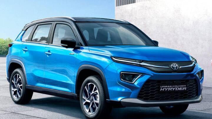 टोयोटा अर्बन क्रूजर हायराइडर कई शानदार फीचर्स के साथ आने वाली कार है. इस कार में स्टनिंग ब्लैक और ब्राउन कलर का इंटीरियर दिया गया है. कार में पैनोरैमिक सनरूफ भी लगा है. ड्राइव मोड को स्विच करने का ऑप्शन भी इस कार में है. इस कार में मोबाइल फोन को वायरलेस चार्जिंग की मदद से चार्ज किया जा सकता है. टोयोटा की इस कार की एक्स-शोरूम प्राइस 11.14 लाख रुपये से शुरू है.