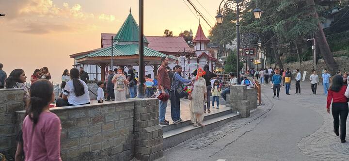 हिमाचल प्रदेश की जीडीपी में पर्यटन कारोबार का नौ फीसदी से ज्यादा हिस्सा है. प्रदेश के लाखों लोगों का रोजगार पर्यटन से जुड़ा हुआ है.