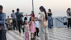 In Pics: शिमला में पर्यटकों के भारी भीड़, दोपहर की चिलचिलाती धूप के बाद शाम के वक्त मिला सुकून