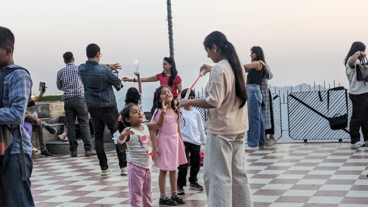 हालांकि शिमला शहर में भी दोपहर के वक्त चिलचिलाती धूप से लोग परेशान हुए, लेकिन शाम होते-होते शहर में मौसम सुहावना हो गया.