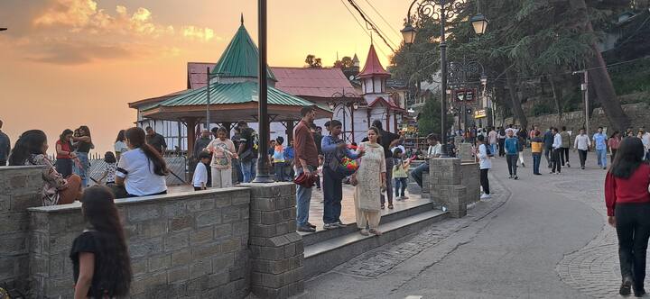 जहां दिल्ली और चंडीगढ़ में भारी गर्मी पड़ रही है, तो वहीं शिमला में मौसम खूबसूरत है. वह इस मौसम का परिवार के साथ खूब लुत्फ उठा रहे हैं. हालांकि शिमला में भी उम्मीद के मुताबिक ठंडक तो नहीं मिली, लेकिन अन्य शहरों के मुकाबले यहां का मौसम बेहतर है.